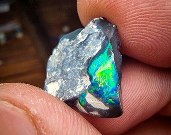 Australischer Schwarzopal auf Rohgestein, Lightning Ridge, 8,5 Karat