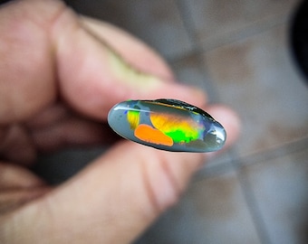 Jolie petite opale sombre d'Australie, Lightning Ridge, 0.32 carats