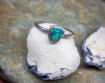 オーストラリア産ブラックオパールをあしらった美しいシルバー925