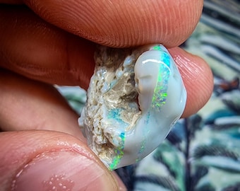 Roher dunkler australischer Opal von Lightning Ridge, 7,61 Karat