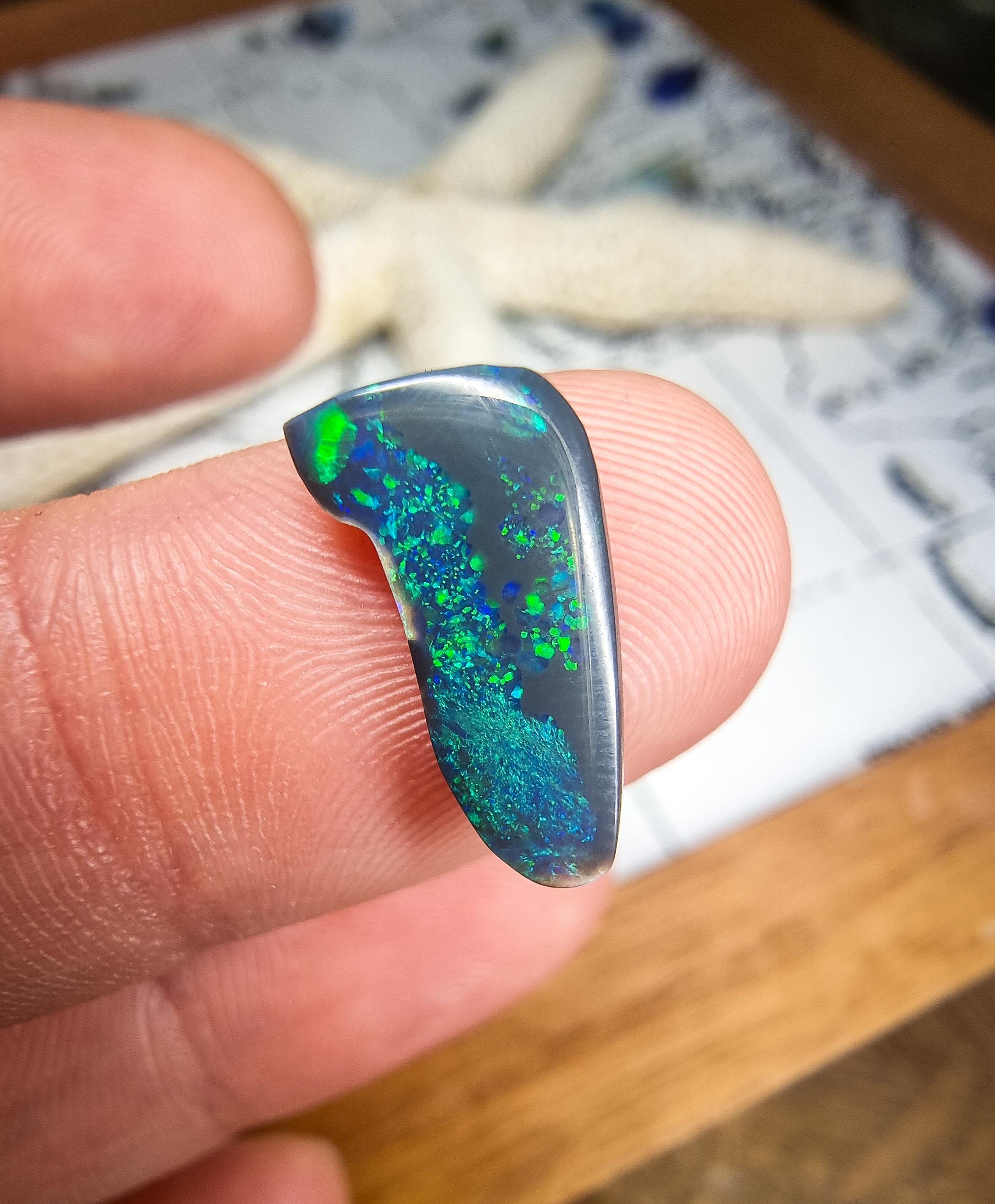 オーストラリア産ライトニングリッジブラックオパール、1.45カラット