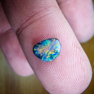 Jolie petite opale noire d'Australie, Lightning Ridge, 0.35 carats image 5