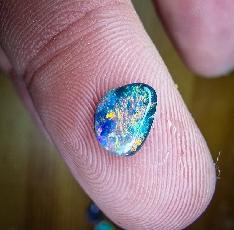 Jolie petite opale noire d'Australie, Lightning Ridge, 0.35 carats image 2