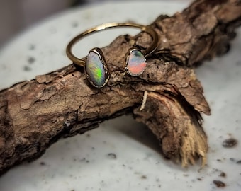 VERKAUFT Offener Ring mit dunklen australischen Opalen, minimalistisches Design. Größe 57 bis 60; US 8 bis 9, 18 Karat vergoldetes Kupfer (3 Mikron)