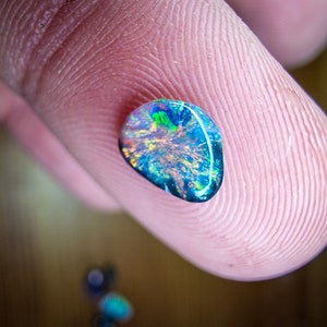 Jolie petite opale noire d'Australie, Lightning Ridge, 0.35 carats image 8