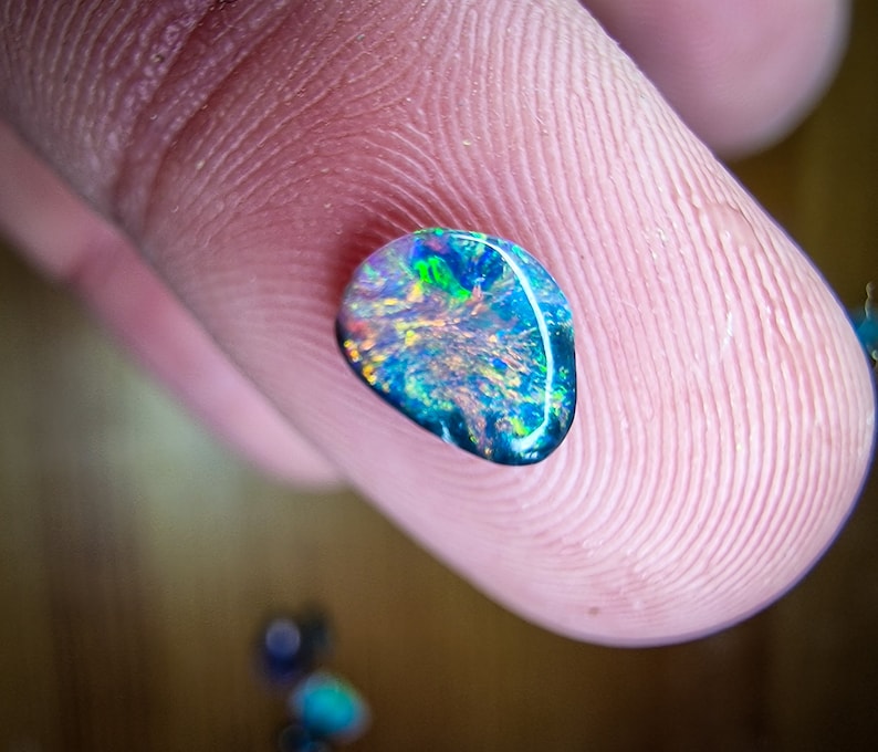 Jolie petite opale noire d'Australie, Lightning Ridge, 0.35 carats image 8