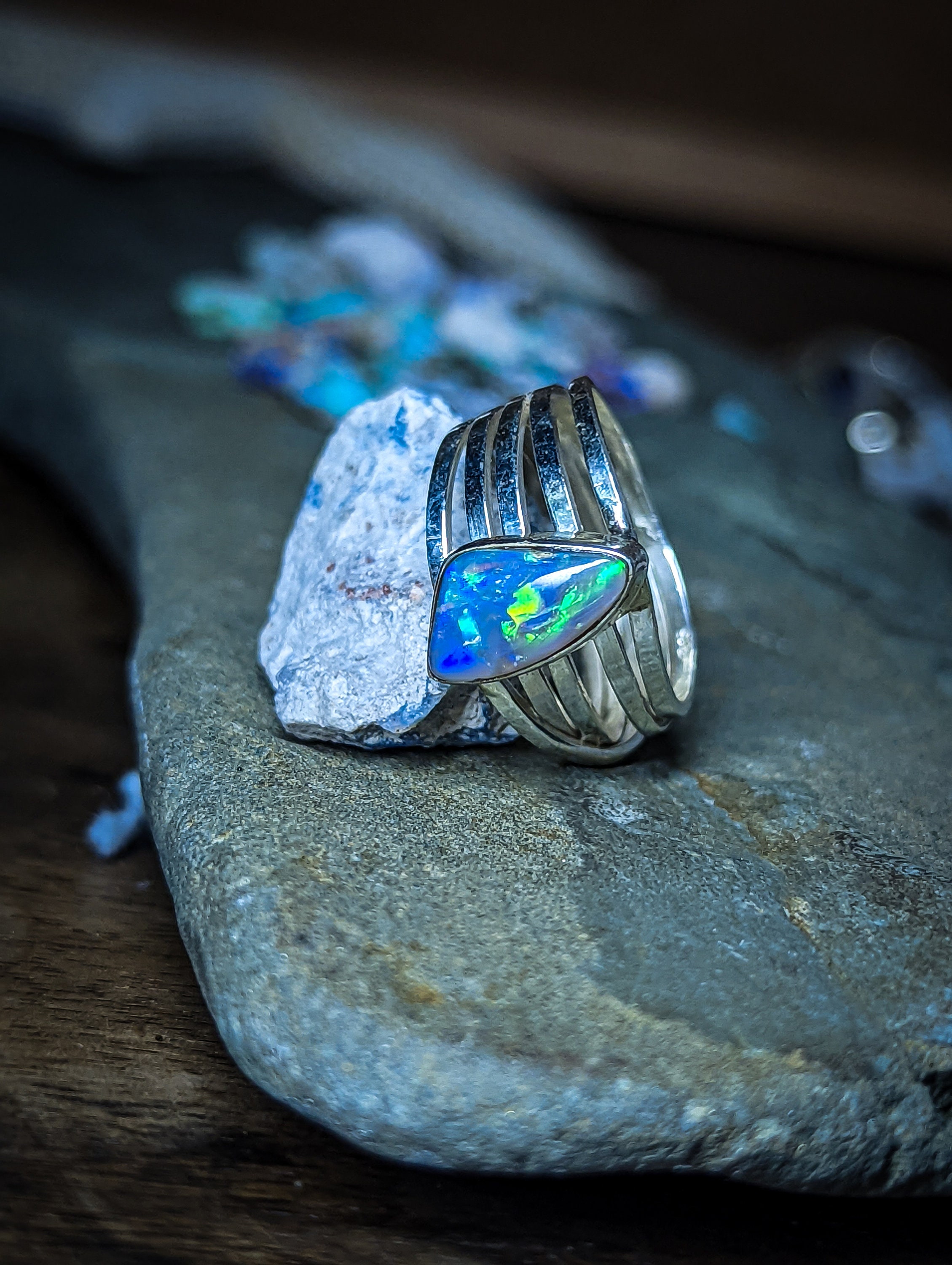 Bague Sertie Opale Noire D'Australie, Iolithe Et Améthystes - Argent 925 & Or 18ct