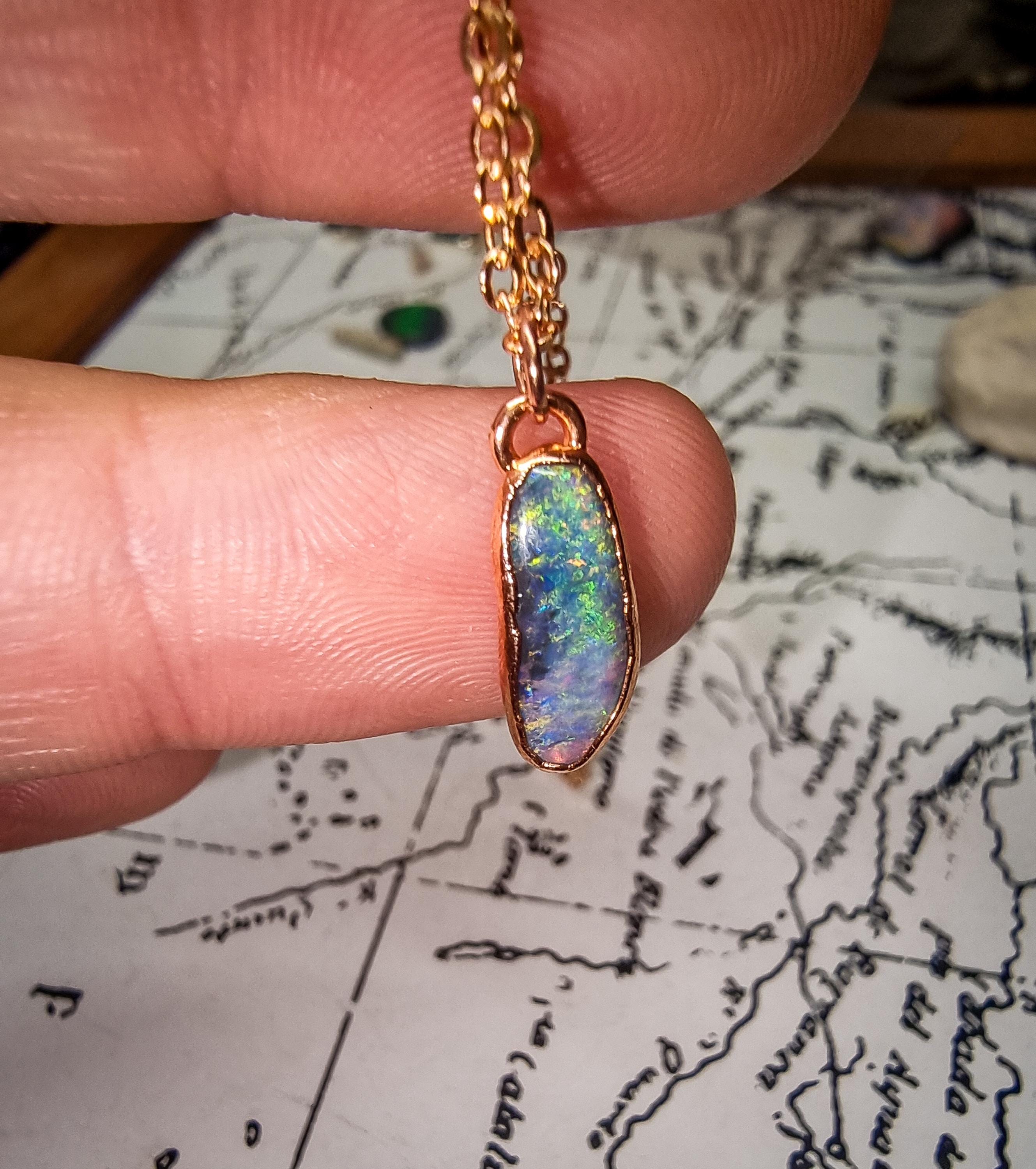 オーストラリア産ブラックオパールペンダント、ミニマリストスタイル