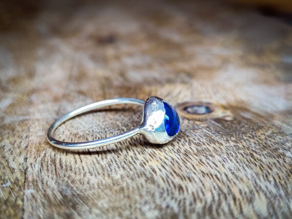 Anello opale nero australiano stile elettroformatura minimalista