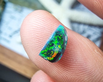 Petite opale noire d'Australie, Lightning Ridge, 0.64 carats