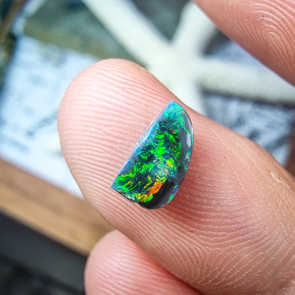 Small black opal from Australia, Lightning Ridge, 0.64 carats