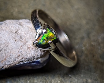 Ring mit rohem schwarzem Opal aus Australien in 925er Silber, Größe 53 FR, 6,5 US.