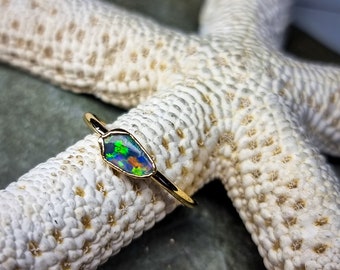 Ring mit australischem Schwarzopal, 18 Karat vergoldet, Größe 52 FR, 6 US.