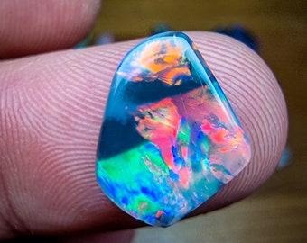 Opale sombre d'Australie, Lightning Ridge, 1.85 carats