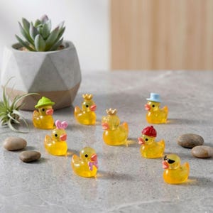 30 piezas de patitos amarillos fosforescentes en miniatura / Pato Kawaii luminoso con sombrero / Pato con gafas para terrarios / Lindo pato de resina para decoración de escritorio
