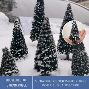 Peut inclure: Miniatures de cèdres d'hiver couverts de neige blanche, parfaits pour un modèle de diorama ou un paysage de champ. Les arbres sont vert foncé avec des accents blancs, créant une scène hivernale. Le texte de l'image est "HOUSEDDOLL FOR DIORAMA MODEL" et "MINIATURE CEDER WINTER TREE FOR FIELD LANDSCAPE."