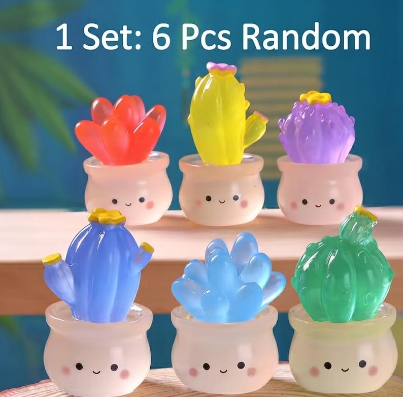 Może przedstawiać: Zestaw sześciu p&oacute;łprzezroczystych, kolorowych figurek kaktus&oacute;w w małych, uśmiechniętych białych doniczkach. Tekst 1 Set: 6 Pcs Random znajduje się nad kaktusami. Każdy kaktus ma unikalny kształt i żywe kolory, w tym czerwony, ż&oacute;łty, fioletowy, niebieski i zielony.