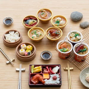 樹脂製ミニチュア日本食セット 2個セット | 小さなラーメン、寿司、点心のミニチュア | ドールハウス弁当カフェ装飾ジオラマ写真撮影用小道具ギフト