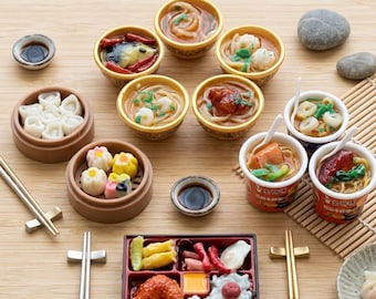 Juego de 2 miniaturas de comida japonesa de resina / Miniaturas de ramen, sushi y dim sum / Diorama de comida para decoración de casa de muñecas, bento y café, ideal para fotos o como accesorio.