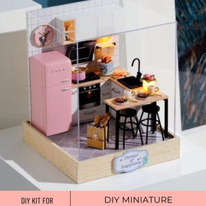 Kit de cocina en miniatura con refrigerador, espacio de cocina pequeño, escena de cocina en miniatura, configuración de cocina en miniatura con muebles y luces LED
