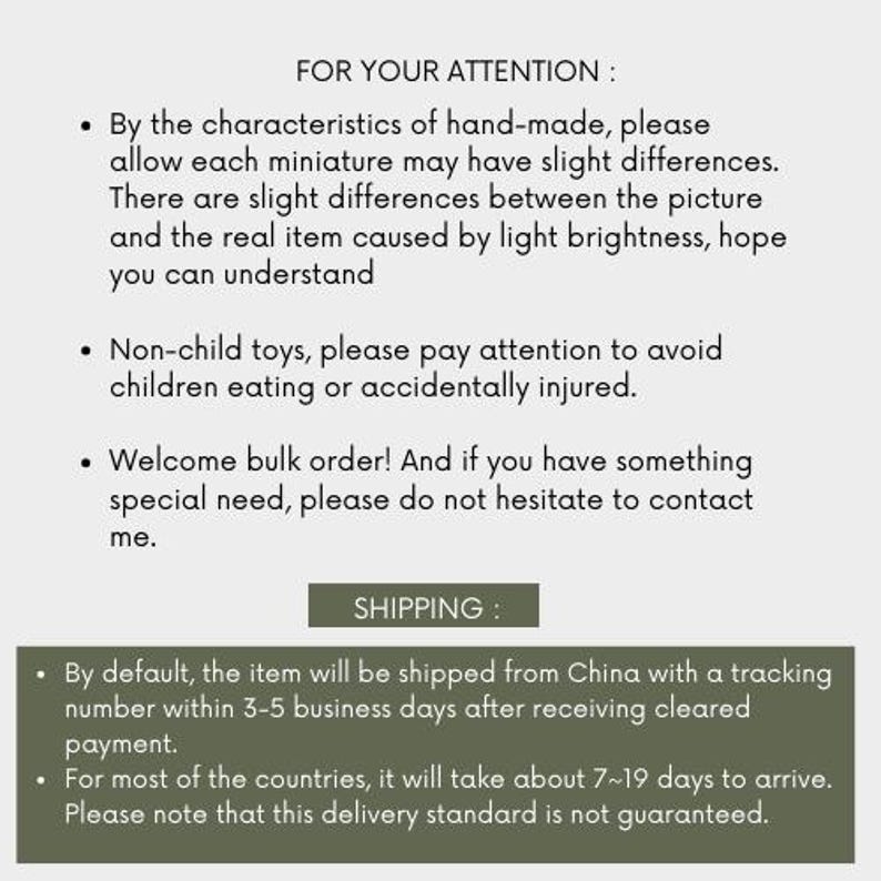 Peut inclure: Texte sur un fond vert avec l'en-t&ecirc;te "FOR YOUR ATTENTION:" et une liste d'informations sur le produit. Le texte comprend des informations sur le fait que le produit est fait &agrave; la main, la possibilit&eacute; de l&eacute;g&egrave;res diff&eacute;rences entre la photo et l'article r&eacute;el, et l'importance d'&eacute;viter que les enfants ne mangent ou ne se blessent accidentellement avec le produit. Le texte comprend &eacute;galement des informations sur les commandes en gros et comment contacter le vendeur. Le texte comprend &eacute;galement l'en-t&ecirc;te "SHIPPING:" et des informations sur les d&eacute;lais de livraison et les num&eacute;ros de suivi.