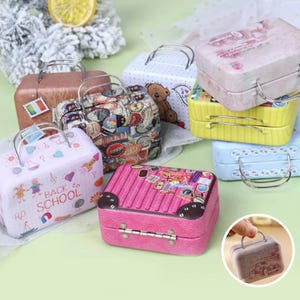 1Pc niedlichen Miniatur Metall Koffer, Mini Schmuck Aufbewahrungsbox, Mini Mode Handtasche, Stilvolles Reise-Accessoire, Geldbörse für Sammlerpuppen