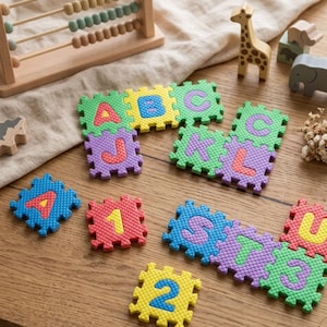 36 Stück Miniatur Alphabet Mat Boden, Mini Regenbogen Teppich, Mini Puzzle Bodenabdeckung für 1: 12 Puppenhaus, kleine Alphabet Matte für Puppenhausdekor