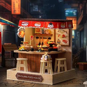 Peut inclure: Une maison de poup&eacute;e en bois miniature sur le th&egrave;me d'un restaurant tournant. La maison de poup&eacute;e est dot&eacute;e d'un auvent rouge et blanc avec une enseigne qui indique "Revolving Food House". La maison de poup&eacute;e poss&egrave;de un comptoir avec des tabourets et une vari&eacute;t&eacute; de sushis et d'autres plats japonais.