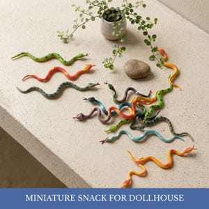 12 stuks miniatuurslangen | Mini groene plastic slangetjes | Mini dieren grap rekwisiet voor decoratie of activiteiten | Jungle safari feestartikelen & diorama rekwisieten