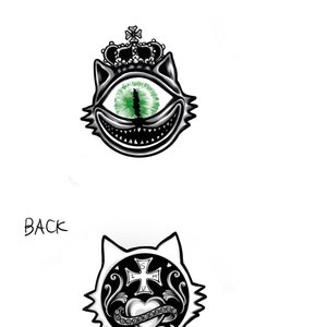 Pu&ograve; includere: Illustrazione in bianco e nero di un gatto con una corona e un solo occhio verde. Il retro del gatto presenta un cuore con una croce e uno stendardo.