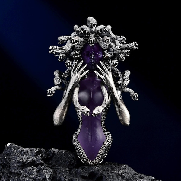 Colgante de Medusa de plata de ley hecho a mano con amatista