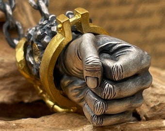 Skull Fist-hanger: 24 kt goud en sterlingzilver, handgemaakt ontwerp