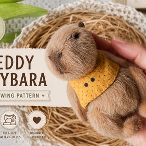 K&ouml;nnte beinhalten: Ein Teddy-Capybara, etwa 10 cm gro&szlig;, mit einem gelben, gemusterten Kragen. Das Bild enth&auml;lt den Text "TEDDY CAPYBARA PDF SEWING PATTERN".