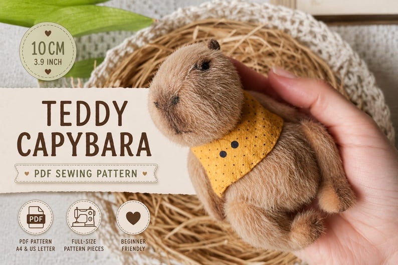 K&ouml;nnte beinhalten: Ein Teddy-Capybara, etwa 10 cm gro&szlig;, mit einem gelben, gemusterten Kragen. Das Bild enth&auml;lt den Text "TEDDY CAPYBARA PDF SEWING PATTERN".