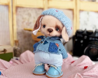 Handgemaakte teddypuppy 12 cm – schattige OOAK-hondenpop in blauwe outfit, knuffelbeest, cadeau voor haar, kinderkamerdecoratie.