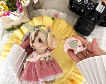 Cachorrito de peluche April de 12 cm – Pieza única hecha a mano por un artista – Lindo cachorro miniatura con vestido – Juguete de peluche coleccionable – Regalo para amantes de los perros