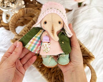 Muñeco de elefante hecho a mano de 13 cm, pequeño elefante coleccionable, amigo osito de peluche vestido, regalo en miniatura