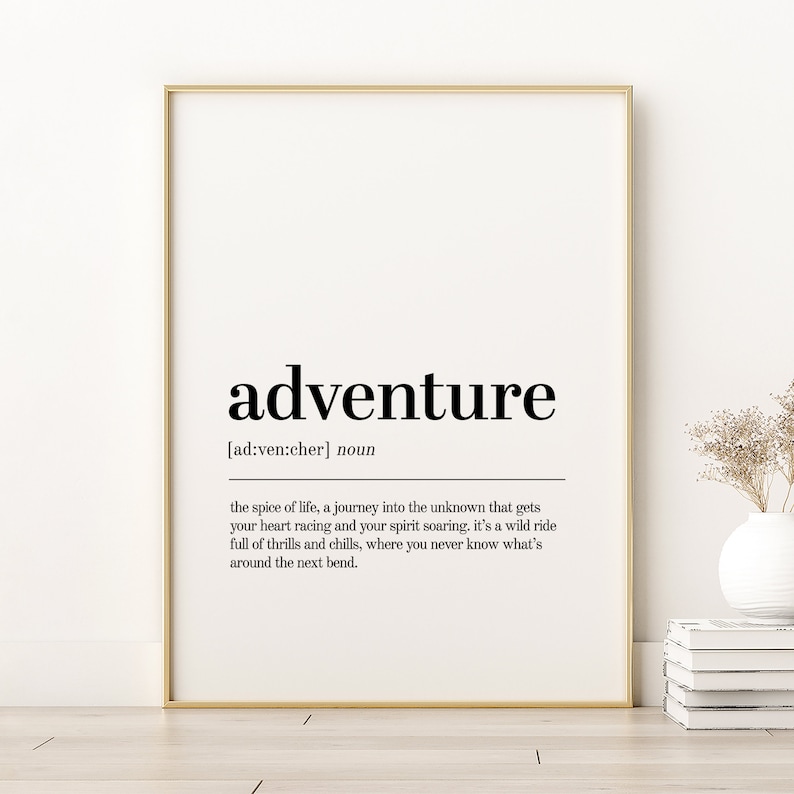 Peut inclure: Une affiche encadr&eacute;e avec le mot "aventure" en noir gras et sa d&eacute;finition en dessous. Le cadre est dor&eacute; et le fond est blanc. Un vase avec des fleurs s&eacute;ch&eacute;es et une pile de livres sont &agrave; droite.