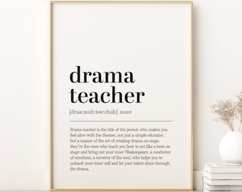 Peut inclure: Affiche murale imprimable en noir et blanc avec un cadre doré. Le texte indique "professeur de théâtre" avec la définition ci-dessous. La définition décrit un professeur de théâtre comme un maître de l'art de la création théâtrale sur scène.