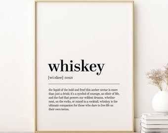 Könnte beinhalten: Schwarz-weißer Typografie-Druck mit dem Wort "Whiskey" definiert als "die Flüssigkeit der Mutigen und Freien! Dieser bernsteinfarbene Nektar ist mehr als nur ein Getränk; er ist ein Symbol für Mut, ein Lebenselixier und der Treibstoff, der unsere kühnsten Träume antreibt, ob pur, on the rocks oder in einem Cocktail, Whiskey ist der ultimative Begleiter für diejenigen, die es wagen, das Leben nach ihren eigenen Regeln zu leben."