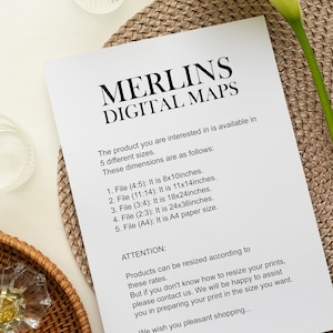 Peut inclure: Une feuille de papier blanche avec le texte "MERLINS DIGITAL MAPS" et des options de taille. Le papier est pos&eacute; sur un dessous de plat tiss&eacute;, avec une fleur blanche et des objets en verre en arri&egrave;re-plan. Les tailles sont 20x25, 28x36, 46x61, 61x91 cm, et A4.