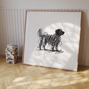 Może przedstawiać: Oprawiony wydruk artystyczny przedstawiający czarną, abstrakcyjną ilustrację psa. Pies jest przedstawiony za pomocą bazgrołów na białym tle. Rama jest w kolorze jasnego drewna, a grafika jest prezentowana na drewnianej podłodze.