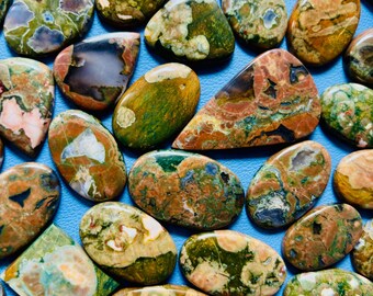 Puede incluir: Una colección de piedras de jaspe oceánico pulidas, de forma ovalada, de color verde, marrón y blanco. Las piedras presentan una variedad de patrones y colores.