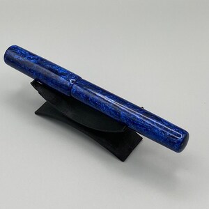 Pluma estilográfica artesanal a medida: resina azul brillante, plumín Jowo n.° 6 imagen 4