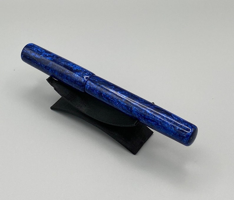 Pluma estilográfica artesanal a medida: resina azul brillante, plumín Jowo n.° 6 imagen 4
