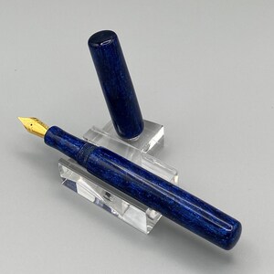 Pluma estilográfica artesanal a medida: resina azul brillante, plumín Jowo n.° 6 imagen 3