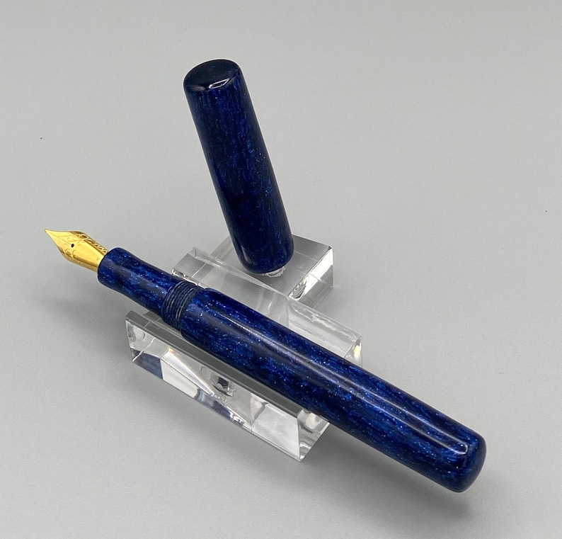Pluma estilográfica artesanal a medida: resina azul brillante, plumín Jowo n.° 6 imagen 3