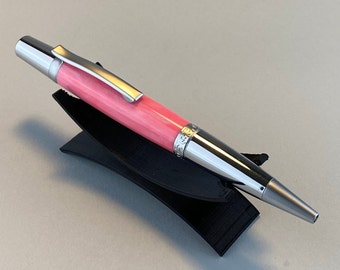 Elegante lápiz Twist, con detalles de cromo satinado con cuerpo hot Pink.