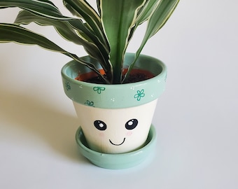 Crema pequeña y menta verde cara feliz maceta maceta plantadora pintado a mano 3.75"