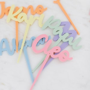 Adorno para tarta personalizado con nombre y número.